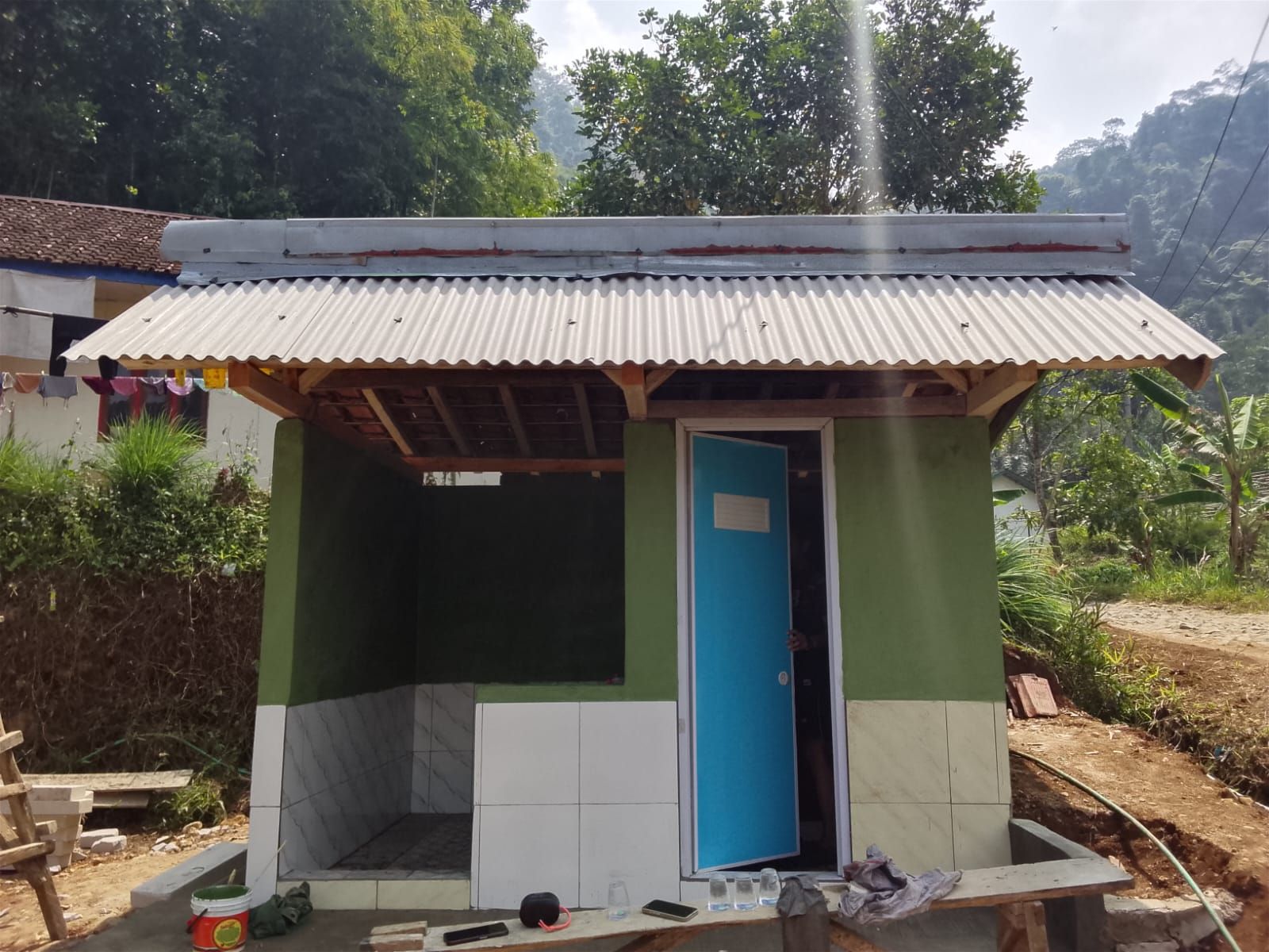 Satgas TMMD Ke-129 Cat MCK Unit 3 di Desa Mekarmukti