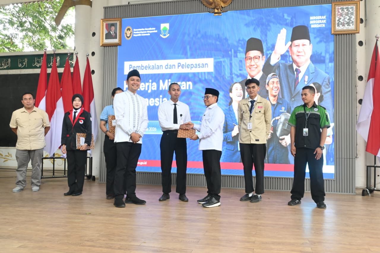 Bupati dan Menko PM Lepas CPMI Program SMK Go Global di Cianjur