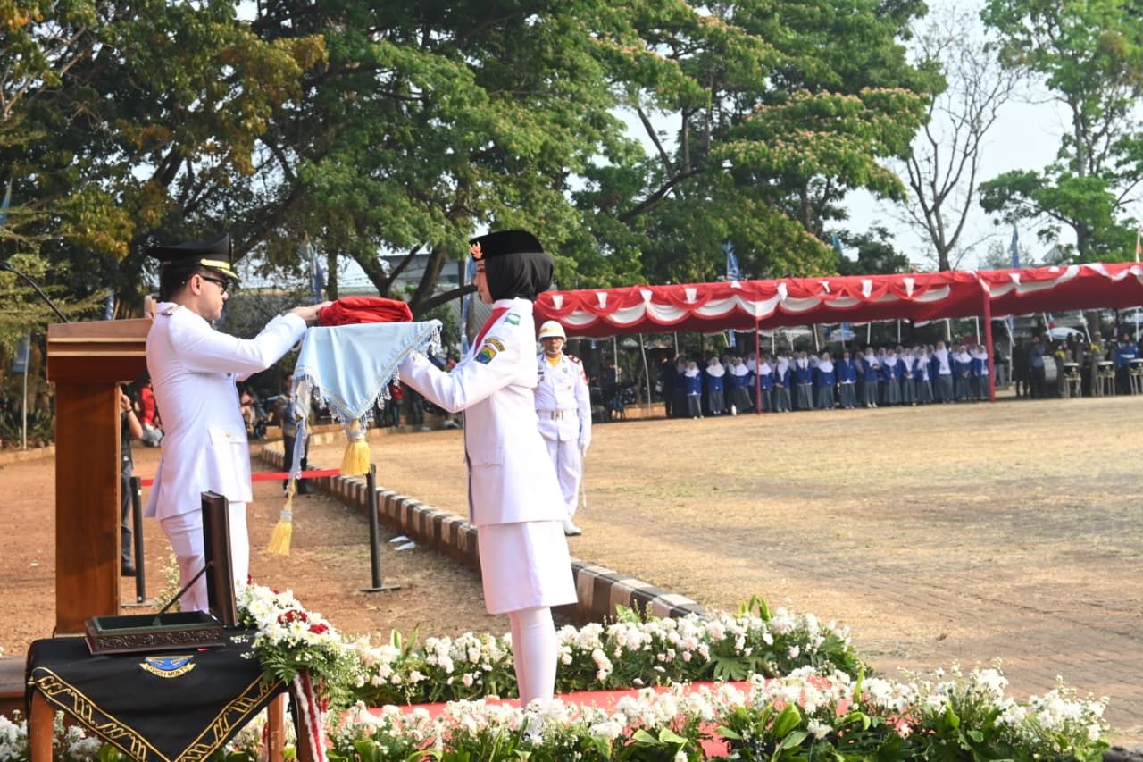 Ramzi Pimpin Upacara Penurunan Bendera Merah Putih di Cianjur