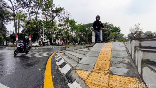 Pemprov Jabar Evaluasi Kemiringan Trotoar Gasibu yang Dikritik