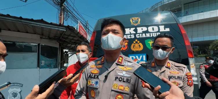 Kapolres Cianjur AKBP Ahmad Alexander Yurikho Hadi menyampaikan bahwa sebaran abu yang dikaitkan dengan erupsi Gunung Anak Krakatau telah dirasakan di sejumlah kecamatan. Foto: Istimewa