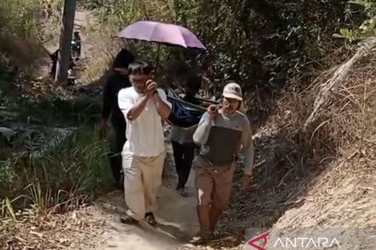 Pasien Ditandu 10 Km akibat Jalan Rusak di Cianjur, Pemkab Janji Perbaiki