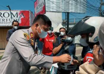 Polisi Bagikan Masker untuk Warga Cianjur, Antisipasi Abu Vulkanik Anak Krakatau
