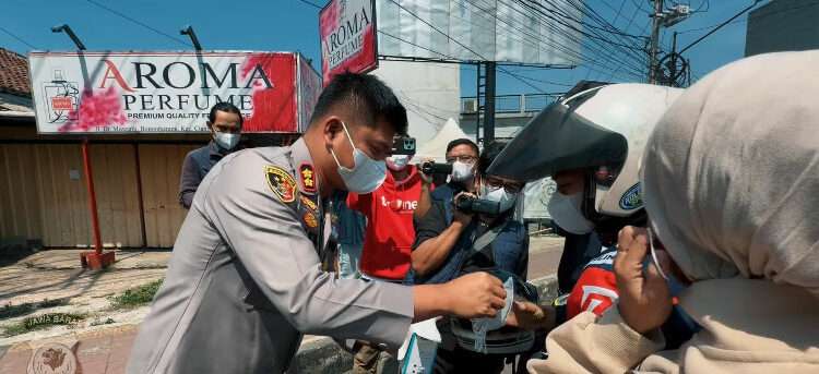 Polisi Bagikan Masker untuk Warga Cianjur, Antisipasi Abu Vulkanik Anak Krakatau