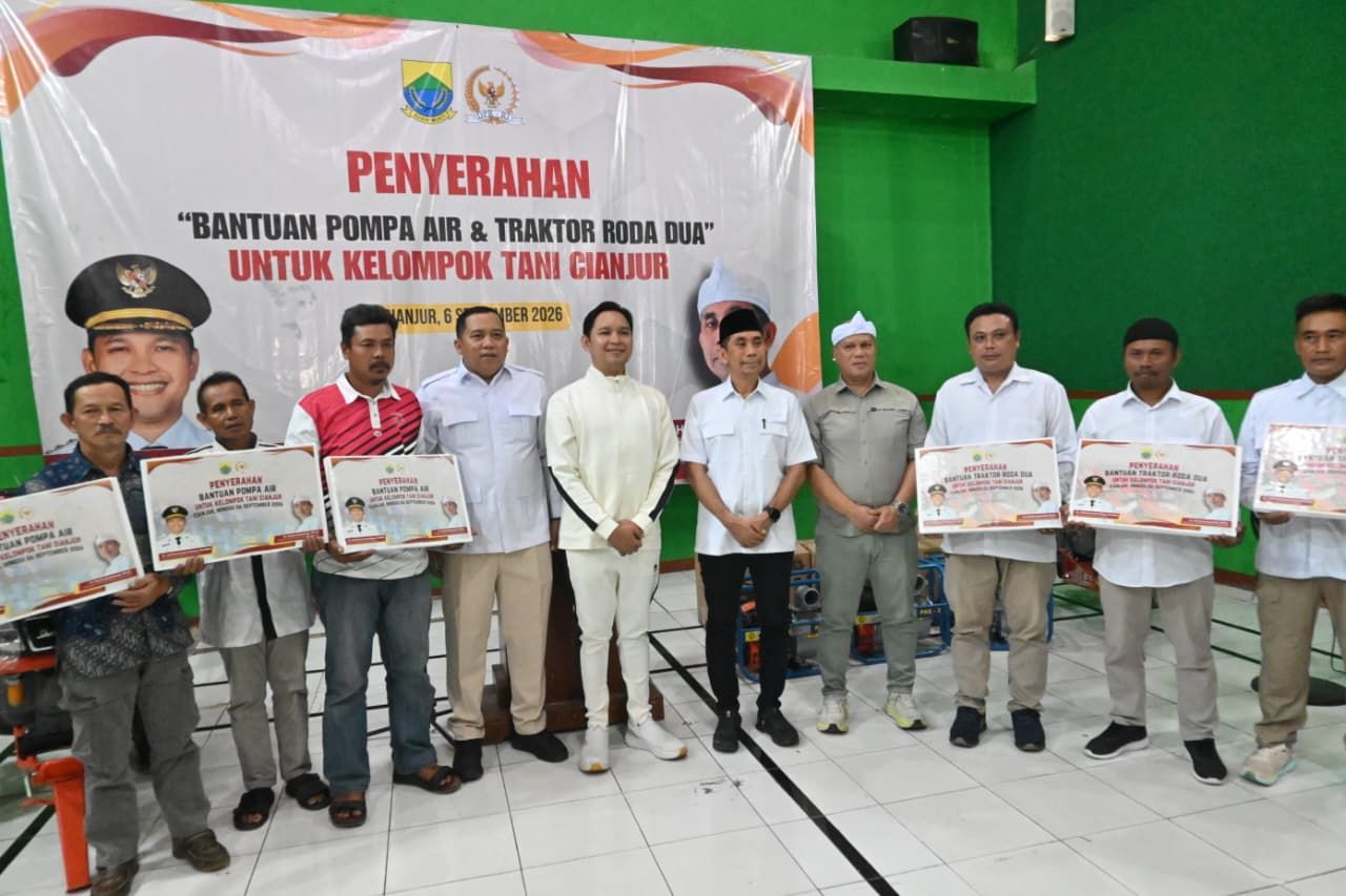Bupati Cianjur Serahkan 28 Pompa Air dan 15 Traktor untuk Kelompok Tani