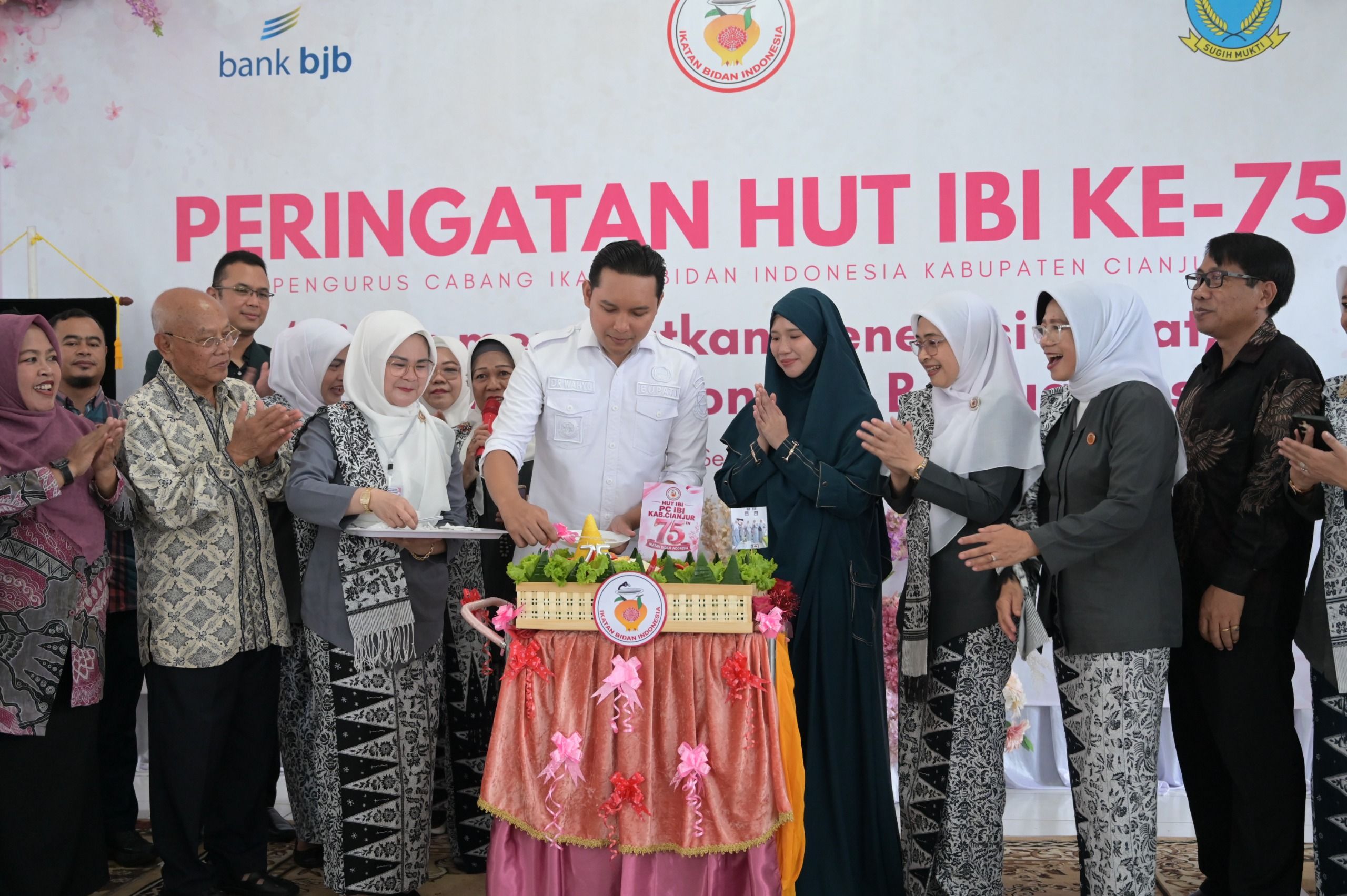 Bupati Cianjur Apresiasi Dedikasi Bidan pada HUT ke-75 IBI