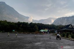 Jalur Pendakian Kawah Gunung Papandayan Ditutup untuk Wisatawan