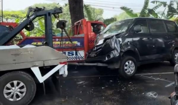 Empat Kendaraan Kecelakaan di Cugenang, Solar Tumpah ke Jalan