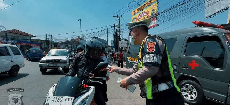 Polisi Cianjur bagikan masker kepada pengendara motor