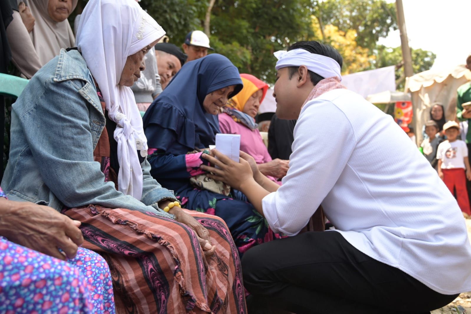 Rembug Warga Hadirkan Beragam Layanan Pemerintah di Kutawaringin