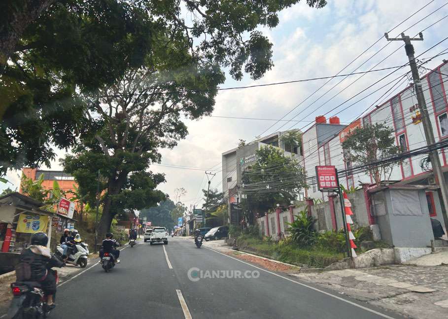 Suasana di jalan Raya Puncak Cianjur Klinik Keluarga Cianjur. Foto: Ifan/Cianjur.co