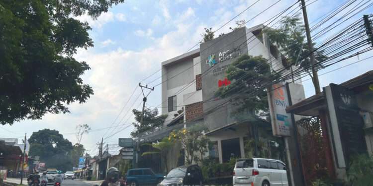 suasana parkiran depan klinik keluarga cianjur