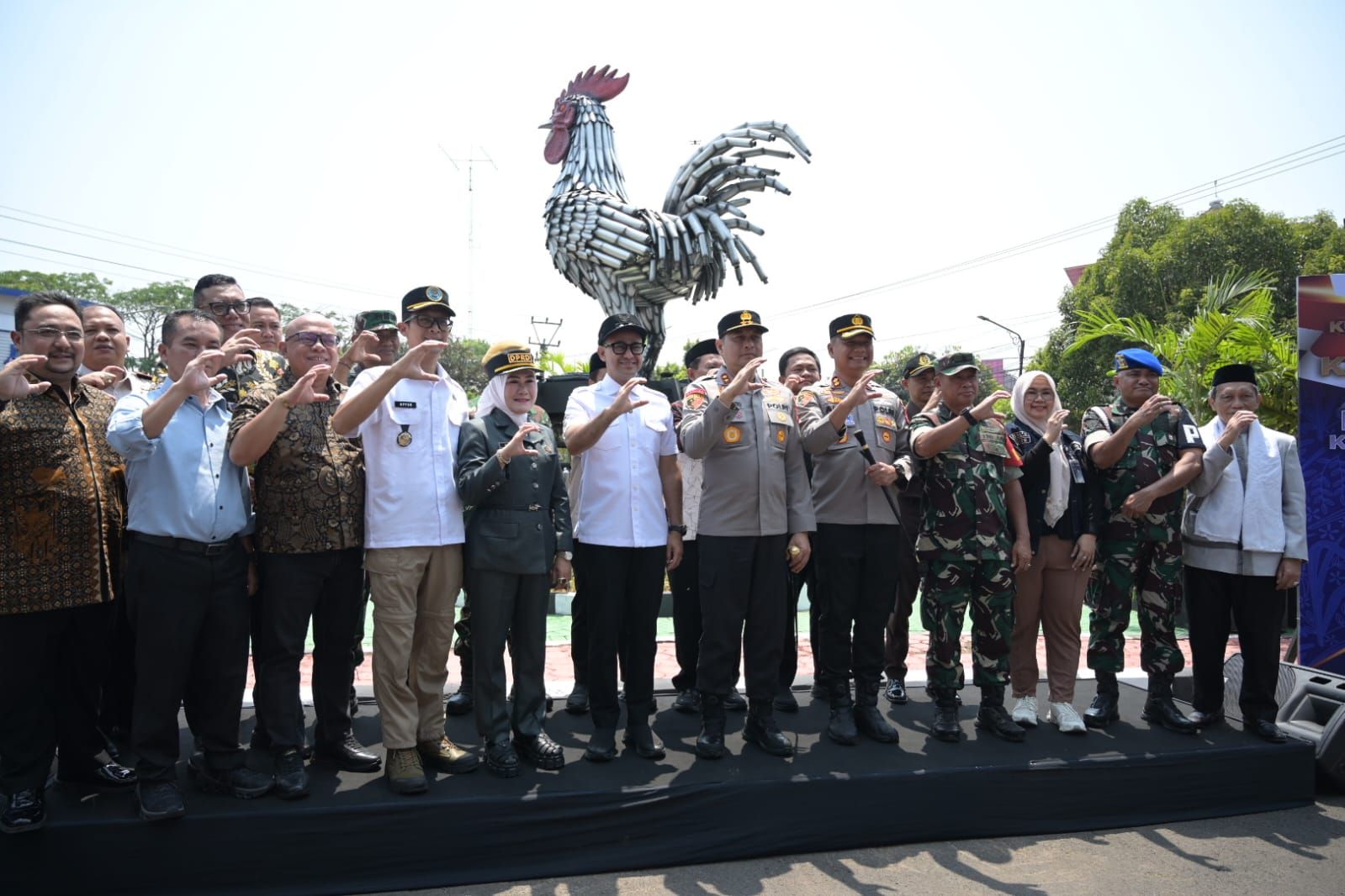 Knalpot Hasil Razia di Cianjur Diabadikan dalam Tugu Ayam Pelung