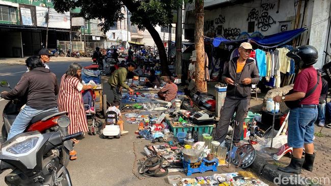 Astanaanyar Bandung Jadi Tujuan Berburu Barang Bekas