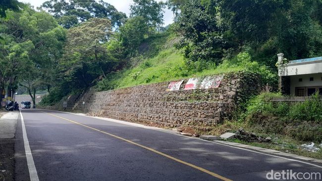 Warga Cugenang Pasang Pagar Bambu di Tebing Longsor