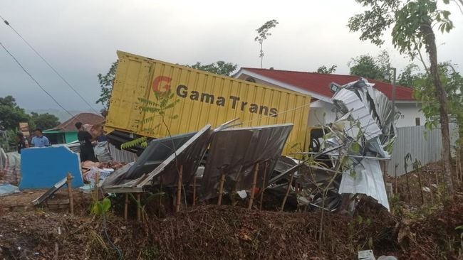 Truk Boks Diduga Rem Blong Tabrak Dapur MBG di Pagelaran Cianjur