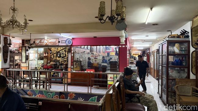 Pasar Antik Cikapundung Menarik Gen Z, Pedagang Beradaptasi