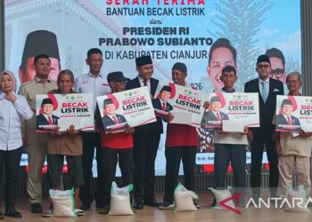 Pemkab Cianjur dan YGSN Serahkan 120 Becak Listrik kepada Pengemudi Lansia