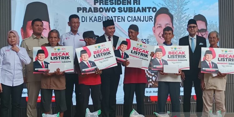 Pemkab Cianjur dan YGSN Serahkan 120 Becak Listrik kepada Pengemudi Lansia