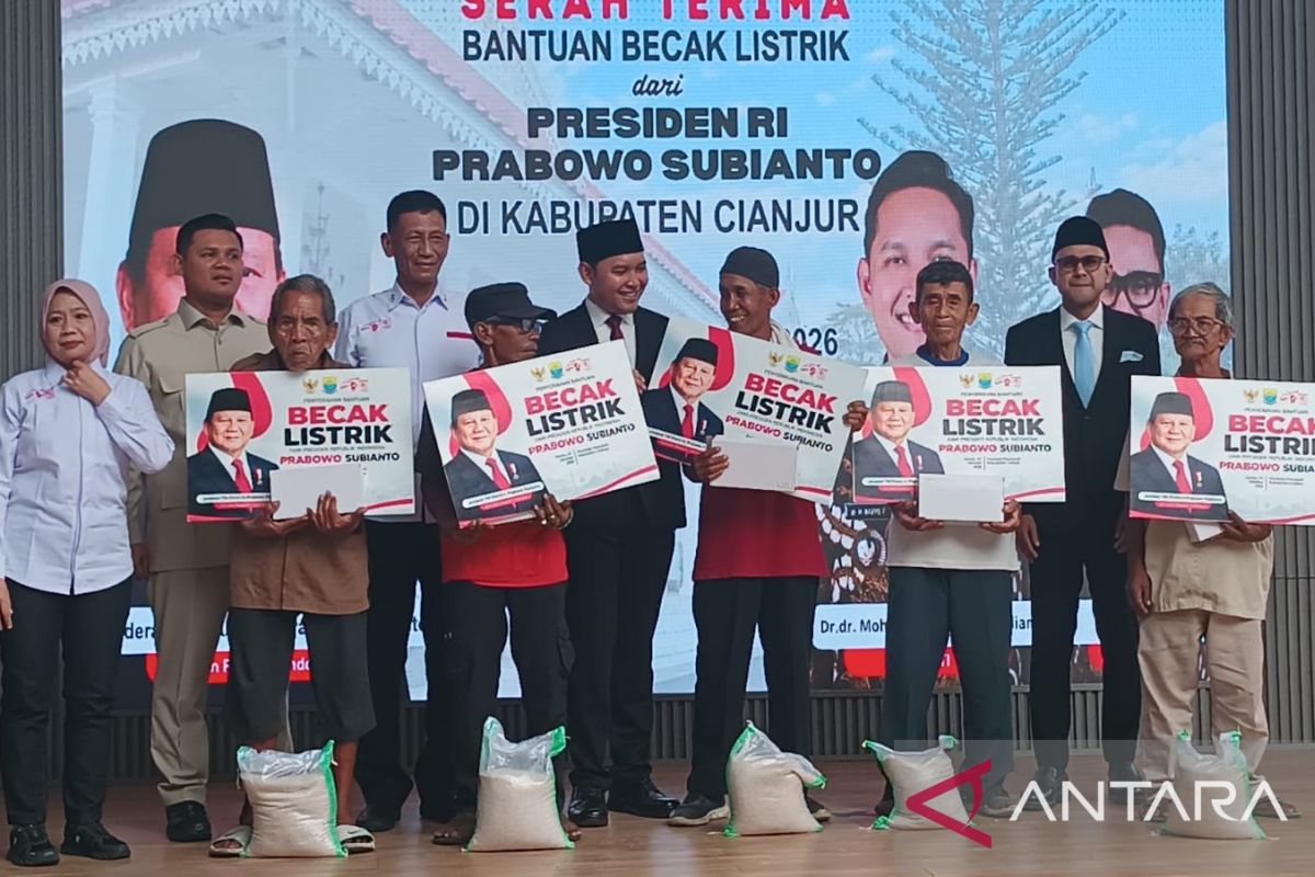Pemkab Cianjur dan YGSN Serahkan 120 Becak Listrik kepada Pengemudi Lansia