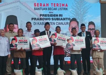 120 Pengemudi Becak Lansia di Cianjur Terima Becak Listrik