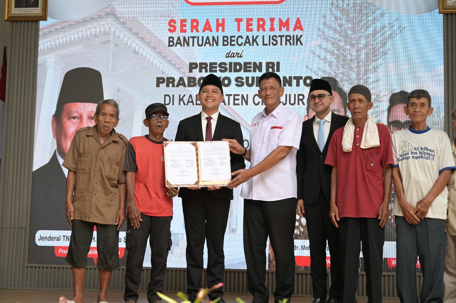 120 Becak Listrik Gratis Disalurkan untuk Pengemudi Lansia di Cianjur