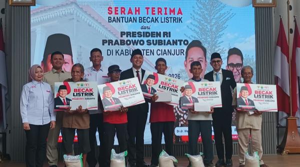 120 Pengemudi Becak Lansia di Cianjur Terima Becak Listrik
