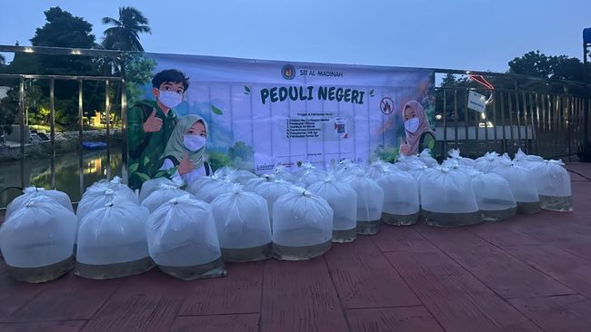 Pelajar SIT Al Madinah Tebar 8.000 Benih Ikan Nilem di Situ Plaza Cibinong