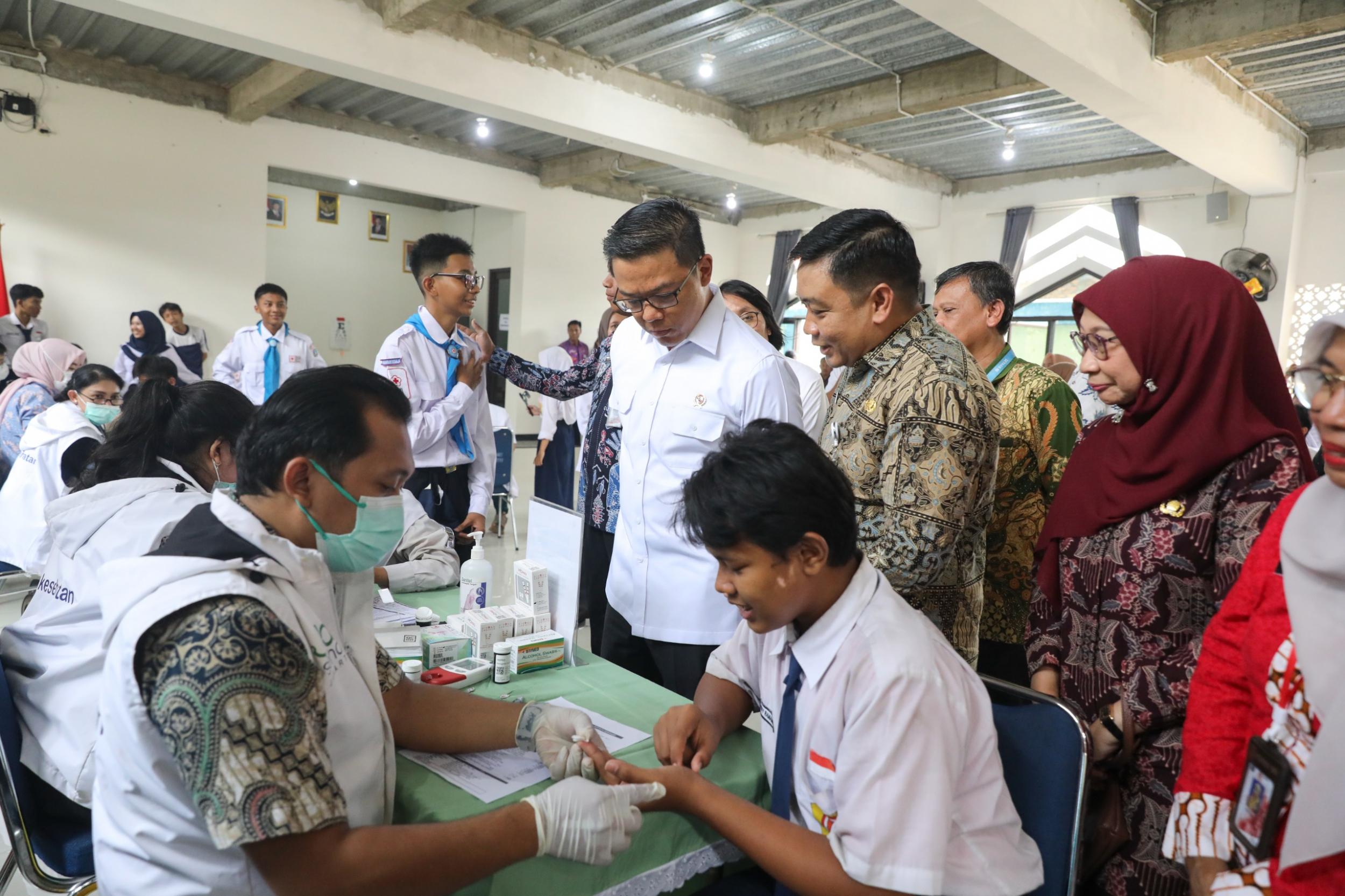 Sugiono Tinjau Cek Kesehatan Gratis bagi Siswa SMP Negeri 202 Jakarta
