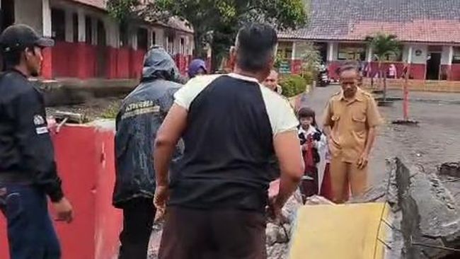 Gapura SDN Kertajadi Ambruk, Siswi dan Ayahnya Terluka