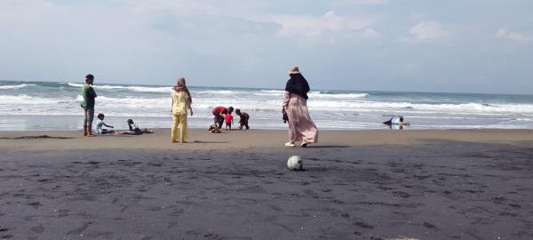 Pengawasan Wisatawan Pantai Apra Diperketat di Tengah Potensi Gelombang Tinggi