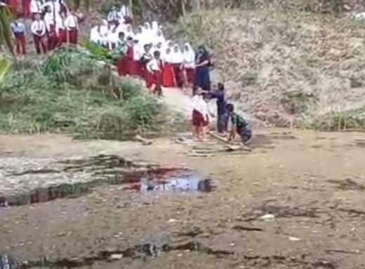 Warga Panyindangan Cibinong Butuh Jembatan Gantung di Kali Ciselang