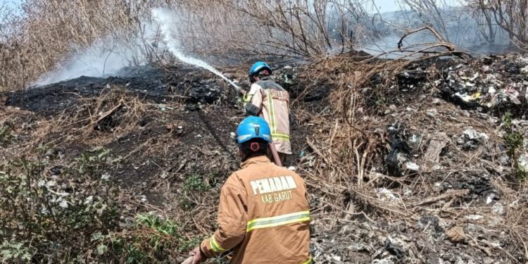 Disdamkar Garut Tangani 335 Kebakaran Lahan hingga 4 Oktober 2026
