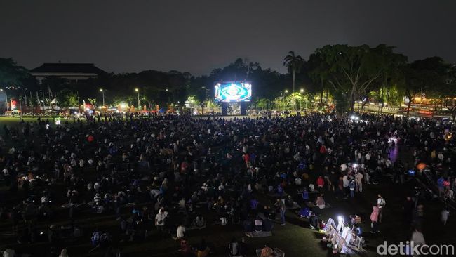 Nobar Persib di Alun-Alun Bogor Bantu Penjualan Pedagang UMKM