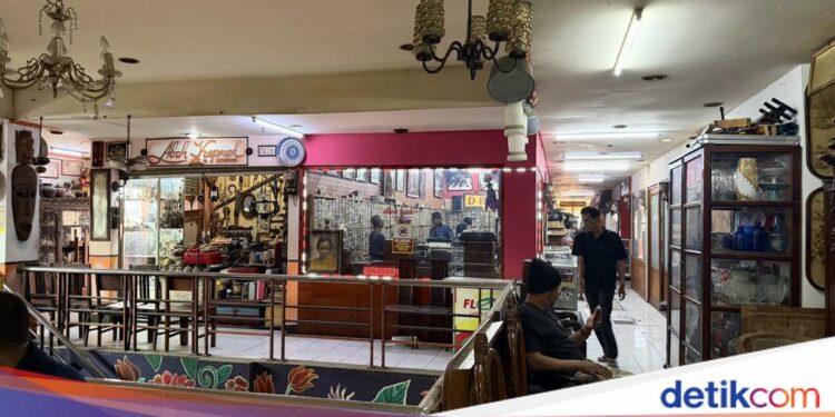 Pasar Antik Cikapundung Menarik Gen Z, Pedagang Beradaptasi