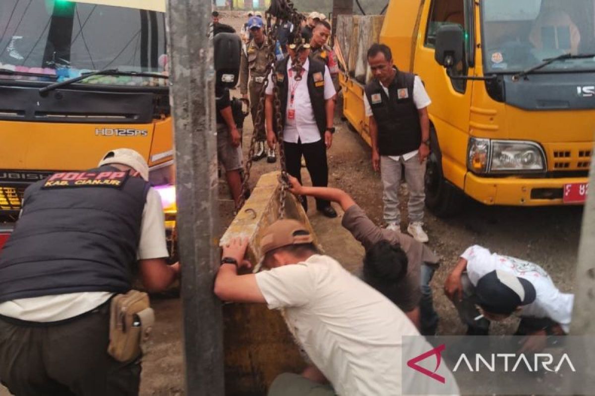 Pemkab Cianjur Pasang Pembatas Beton untuk Cegah PKL Kembali Berjualan di Puncak