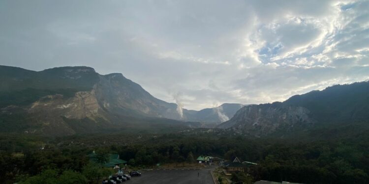 Pendakian TWA Gunung Papandayan Masih Dibatasi Usai Fenomena Blue Fire