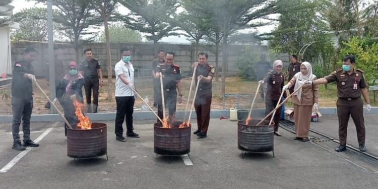 Kejari Majalengka Musnahkan Barang Bukti dari 28 Perkara Inkrah