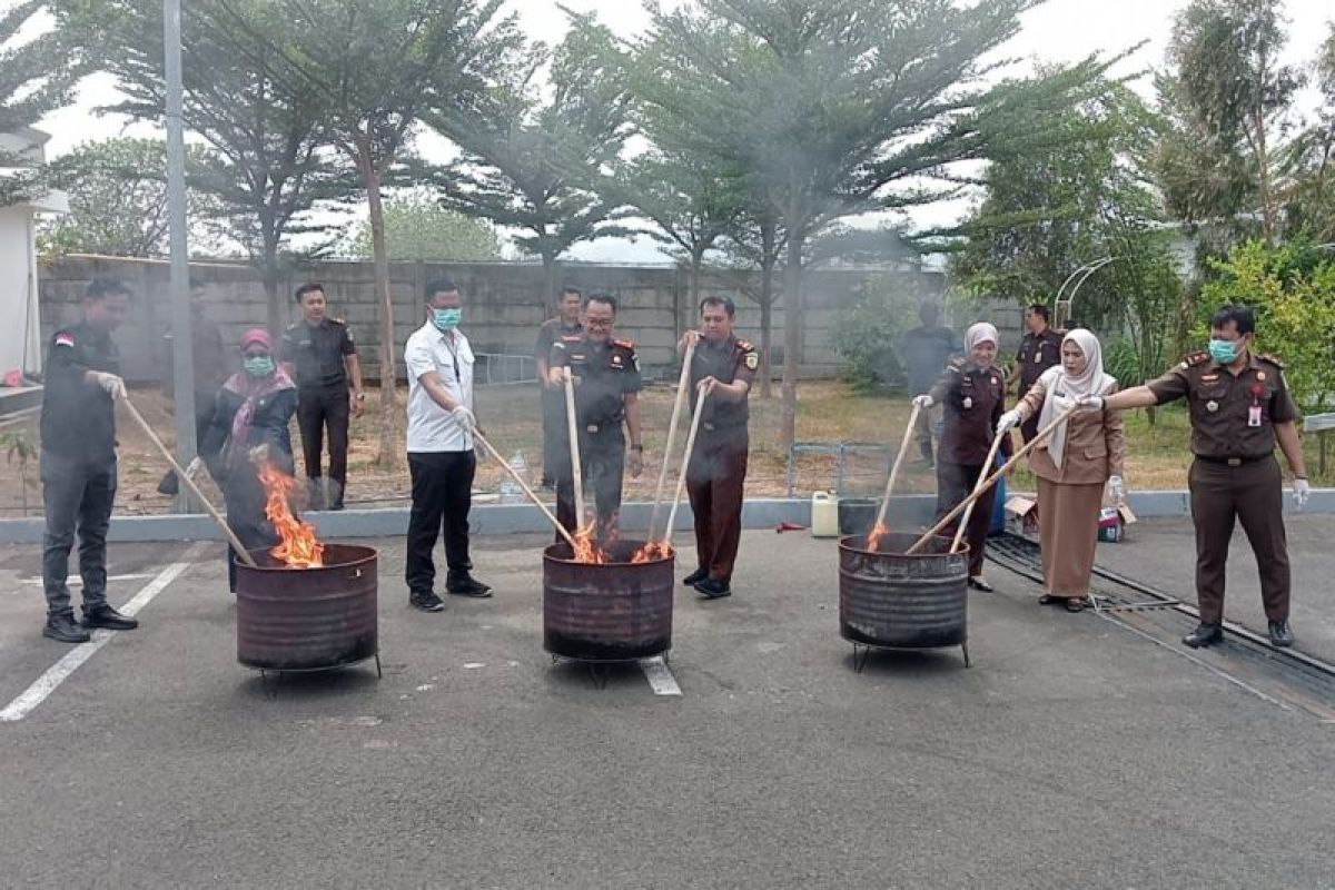 Kejari Majalengka Musnahkan Barang Bukti dari 28 Perkara Inkrah