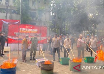 Polres Cimahi Musnahkan 150 Kg Tembakau Sintetis Senilai Rp15 Miliar