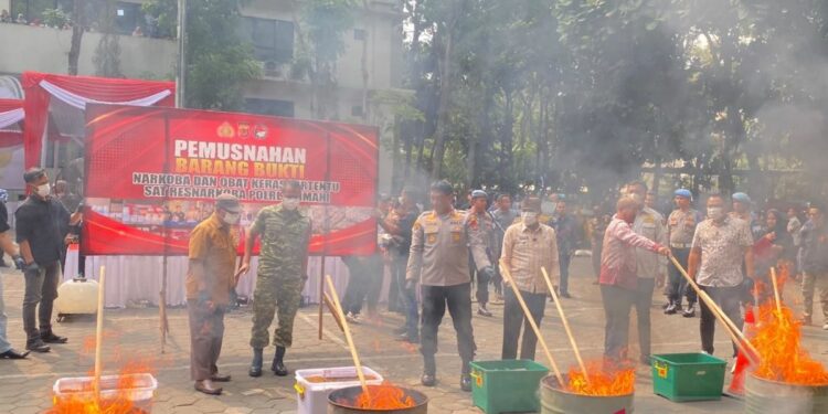 Polres Cimahi Musnahkan 150 Kg Tembakau Sintetis Senilai Rp15 Miliar
