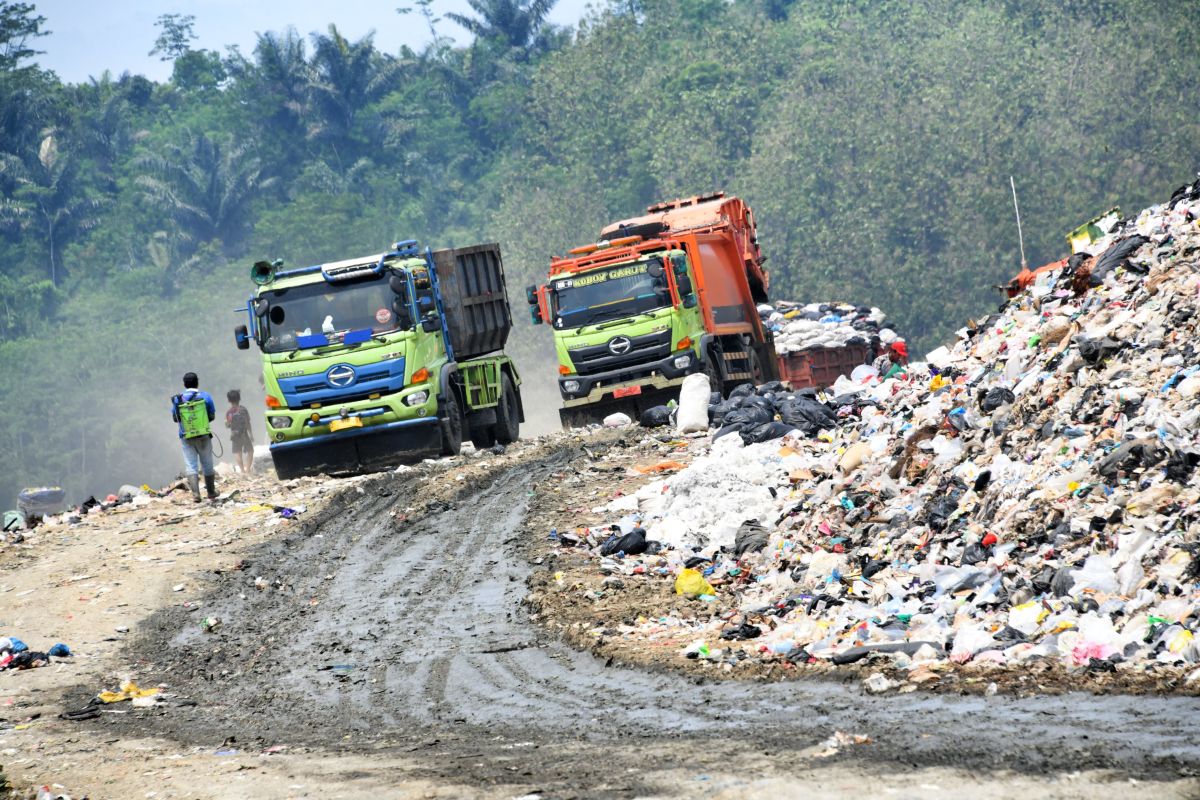 Pemprov Jabar Gandeng TNI AD Olah Sampah Sarimukti Jadi Solar