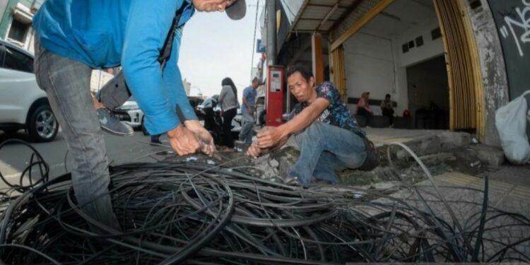 Bandung Tuntaskan Penurunan Kabel Udara di 63 Ruas Jalan