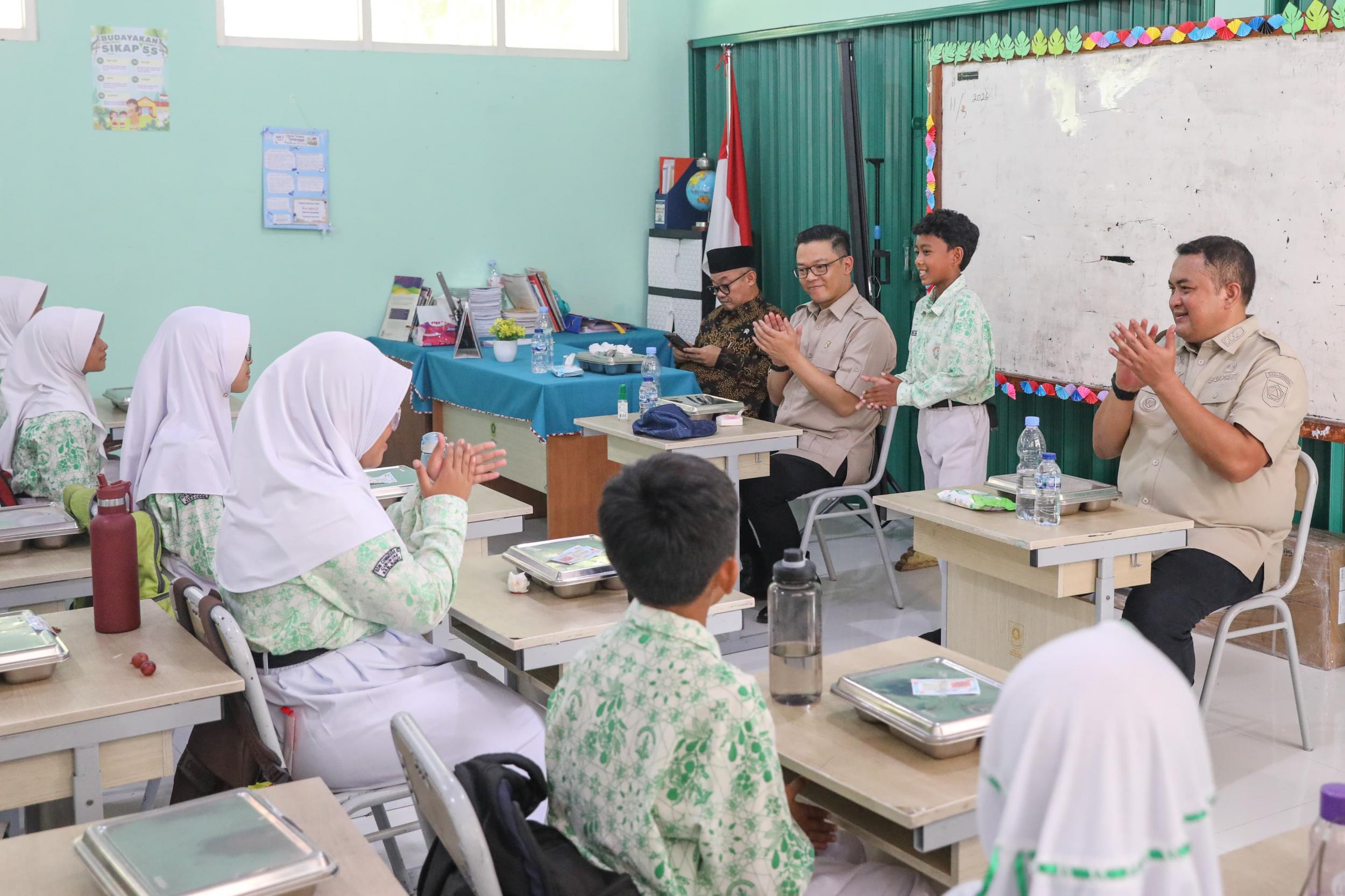Sugiono Tinjau Revitalisasi dan Digitalisasi Sekolah di Bogor