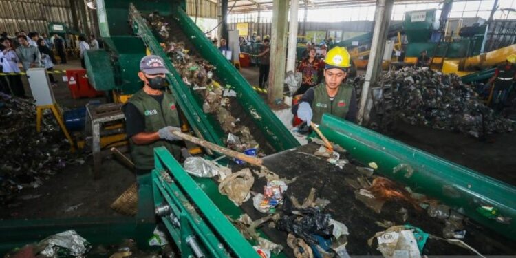 Pemkot Bandung Perkuat Koordinasi Bersihkan Sampah Penyumbat Saluran Air