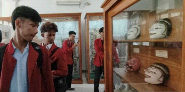 Disbudpar Cirebon Kenalkan Sintren, Gembyung, dan Rudat di Museum