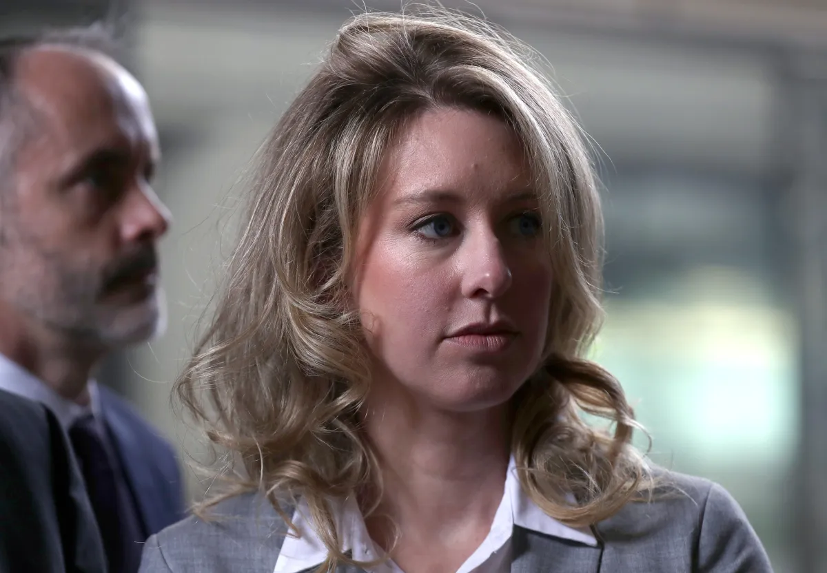 Bo Lau Buat Simulasi Meja Elizabeth Holmes dari Dokumen Persidangan